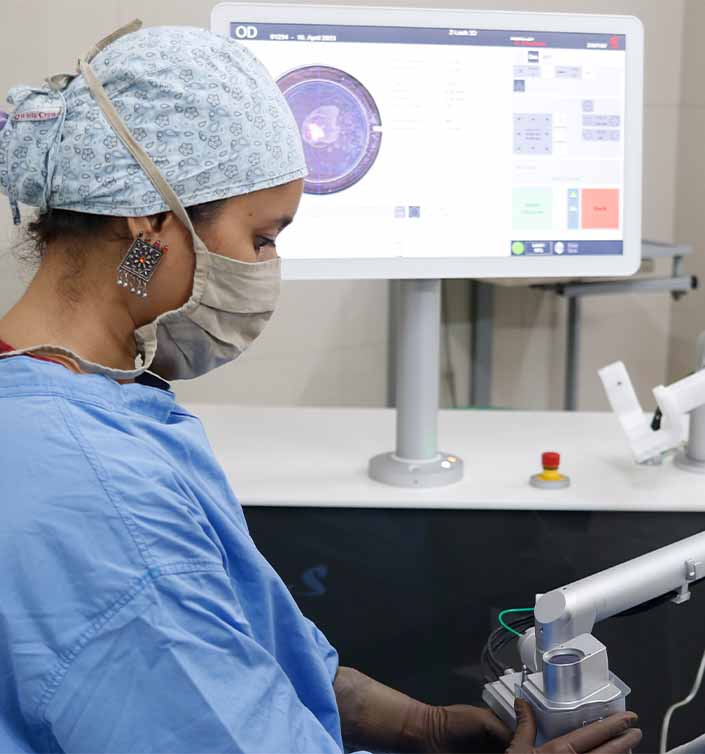 Dr. Tanvi Haldipurkar, Eye Surgeon, Opthamalogist and best surgeon operating Robotic bladeless cataract and LASIK surgery at LAxmi Eye Hospitals and Institute, Navi Mumbai with centres at Kharghar, Panvel, Kamothe and Dombivali.
